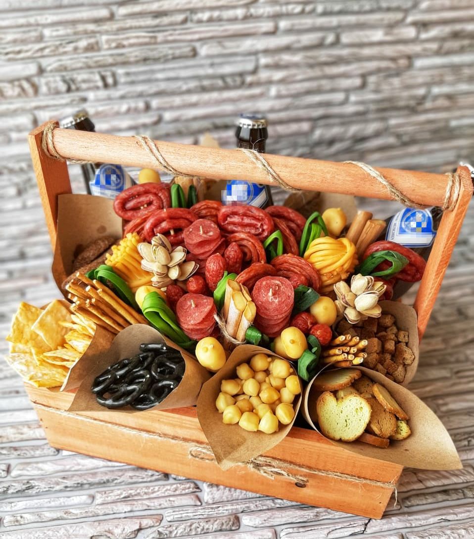 Muzhskoj-buket-77.-Vkusnyj-yashhik-so-snekami.jpg